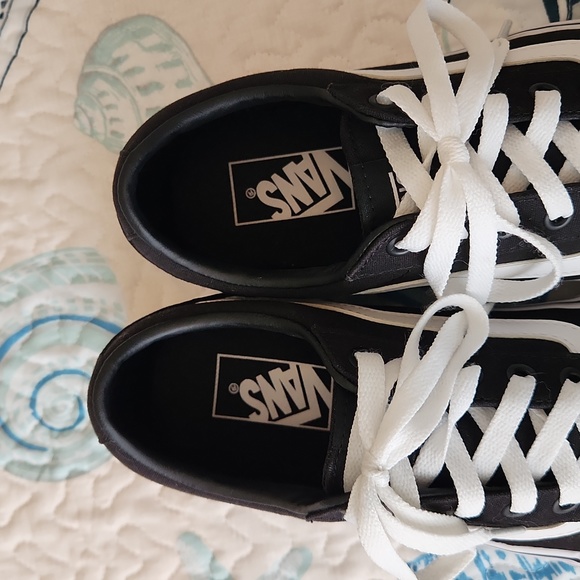 Womens Van's size 8.5 - Picture 2 of 5